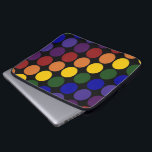 Regenbogen-Tupfen auf Schwarzem Laptopschutzhülle<br><div class="desc">Reihen der Regenbogen farbigen Tupfen umfassen einen schwarzen Hintergrund. Der Ausgleich rudert Formdiagonalen jeder Farbe: Veilchen,  Indigo,  Blau,  Grün,  Gelb,  Orange und Rot.  

 

 Digital geschaffenes Bild. 
 Copyright © Claire 2011 E. Skinner. Alle Rechte vorbehalten.</div>