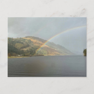 Regenbogen über einem Highland-Loch Postkarte