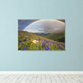 Regenbogen über einer blühenden Wiese Leinwanddruck (Insitu (Holzboden))