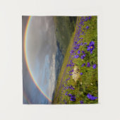 Regenbogen über einer blühenden Wiese Wandteppich (Vorderseite)
