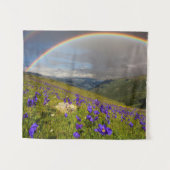 Regenbogen über einer blühenden Wiese Wandteppich (Vorderseite (Horizontal))