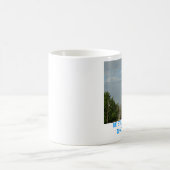 Regenbogen über KircheSteeple, IST NOCH UND WEISS… Kaffeetasse (Mittel)