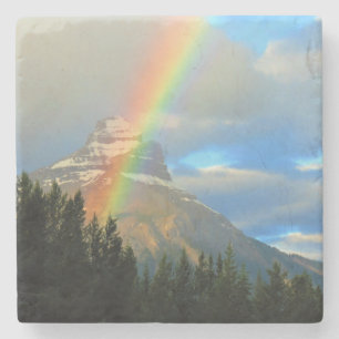 Regenbogen und Sturmwolken über der schneebedeckte Steinuntersetzer