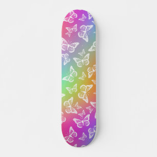 Regenbogen und weißes Schmetterlingsmuster Skateboard