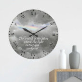 Regenbogen unter grauen Sturmwolken große Uhr