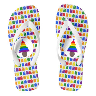 Regenbogen-Weihnachtsbaum und Geschenke für schwul Badesandalen