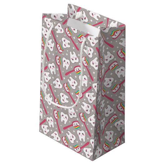 Regenbogen-Zahn-Muster Kleine Geschenktüte (Rückseite Schrägansicht)