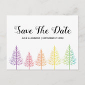 Regenbogenbäume und Konfetti-Lesben Save the Date Ankündigungspostkarte (Vorderseite)