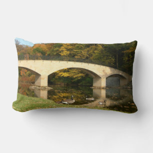 Regenbogenbrücke im Herbst am Grove City College Lendenkissen