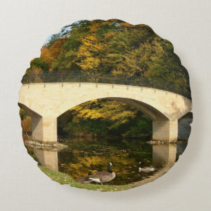 Regenbogenbrücke im Herbst am Grove City College Rundes Kissen