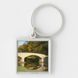 Regenbogenbrücke im Herbst am Grove City College Schlüsselanhänger