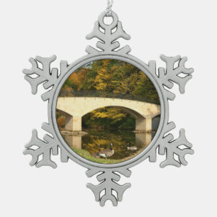 Regenbogenbrücke im Herbst am Grove City College Schneeflocken Zinn-Ornament