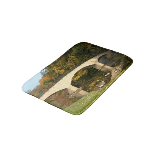 Regenbogenbrücke im Herbst an der Grove City Uni Badematte (Schrägansicht)