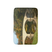 Regenbogenbrücke im Herbst an der Grove City Uni Badematte (Vorderseite Vertikal)