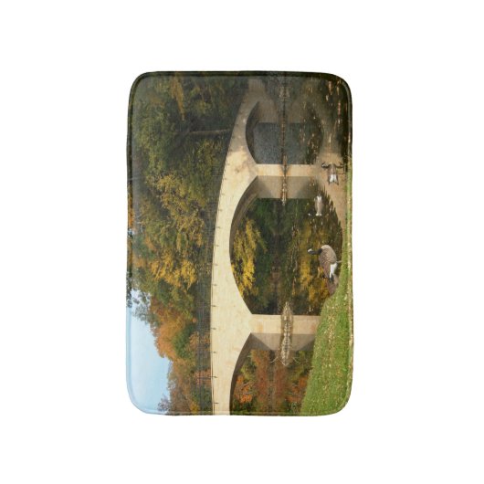 Regenbogenbrücke im Herbst an der Grove City Uni Badematte (Vorderseite Vertikal)