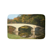 Regenbogenbrücke im Herbst an der Grove City Uni Badematte (Vorderseite)