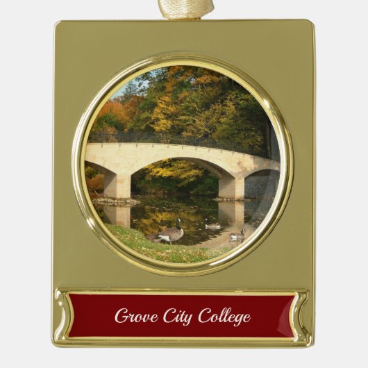 Regenbogenbrücke im Herbst an der Grove City Uni Banner-Ornament Gold (Vorderseite)