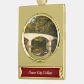 Regenbogenbrücke im Herbst an der Grove City Uni Banner-Ornament Gold (Links)