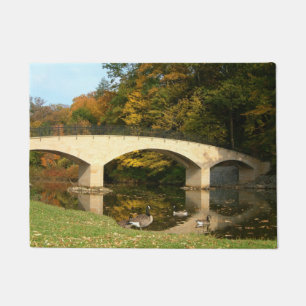 Regenbogenbrücke im Herbst an der Grove City Uni Fußmatte
