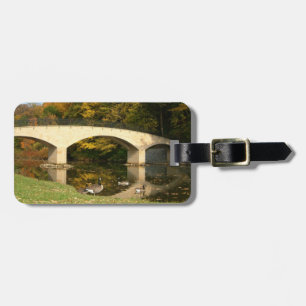 Regenbogenbrücke im Herbst an der Grove City Uni Gepäckanhänger