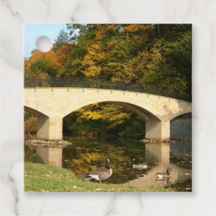Regenbogenbrücke im Herbst an der Grove City Uni Geschenkanhänger