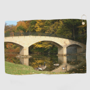 Regenbogenbrücke im Herbst an der Grove City Uni Golfhandtuch