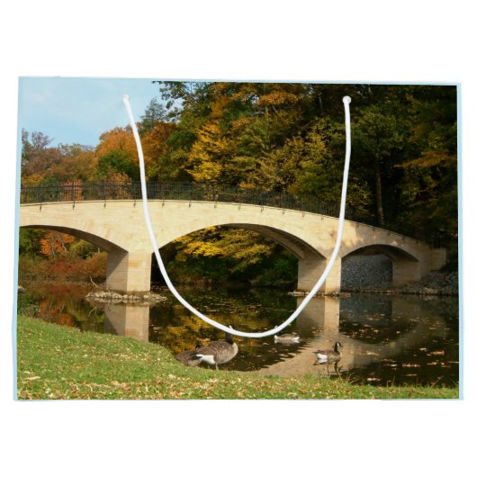 Regenbogenbrücke im Herbst an der Grove City Uni Große Geschenktüte (Rückseite)