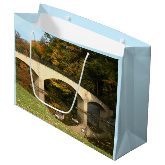 Regenbogenbrücke im Herbst an der Grove City Uni Große Geschenktüte (Vorderseite Schrägansicht)