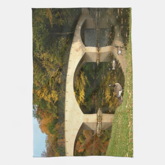 Regenbogenbrücke im Herbst an der Grove City Uni Küchentuch (Vertikal)