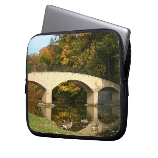 Regenbogenbrücke im Herbst an der Grove City Uni Laptopschutzhülle (Vorderseite Links)