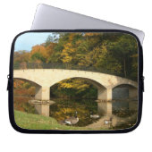 Regenbogenbrücke im Herbst an der Grove City Uni Laptopschutzhülle (Vorderseite)