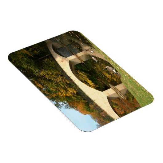 Regenbogenbrücke im Herbst an der Grove City Uni Magnet (Rechte Seite)