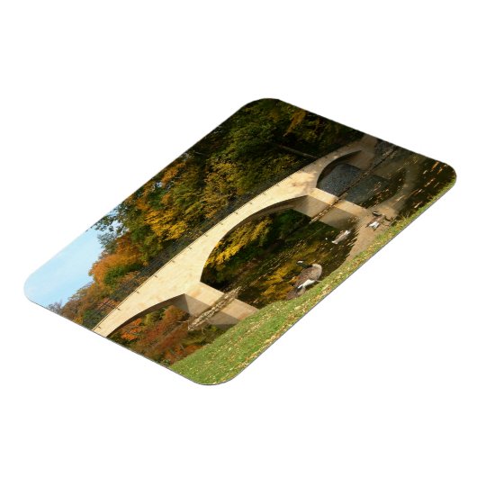 Regenbogenbrücke im Herbst an der Grove City Uni Magnet (Linke Seite)