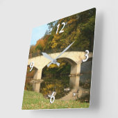 Regenbogenbrücke im Herbst an der Grove City Uni Quadratische Wanduhr (Winkel)