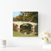 Regenbogenbrücke im Herbst an der Grove City Uni Quadratische Wanduhr (Zuhause)