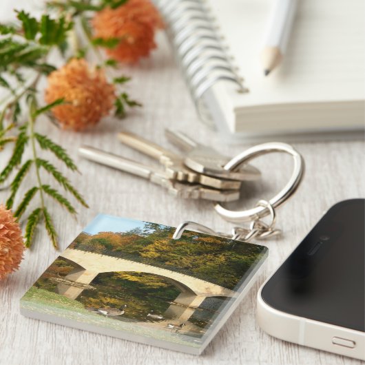 Regenbogenbrücke im Herbst an der Grove City Uni Schlüsselanhänger (Vorderseite rechts)