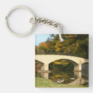 Regenbogenbrücke im Herbst an der Grove City Uni Schlüsselanhänger