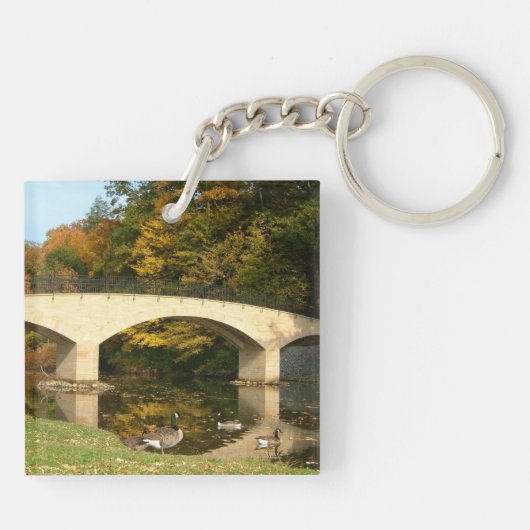 Regenbogenbrücke im Herbst an der Grove City Uni Schlüsselanhänger (Rückseite)