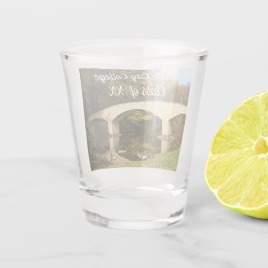 Regenbogenbrücke im Herbst an der Grove City Uni Schnapsglas (Rückseite)