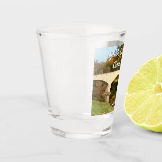 Regenbogenbrücke im Herbst an der Grove City Uni Schnapsglas (Links)