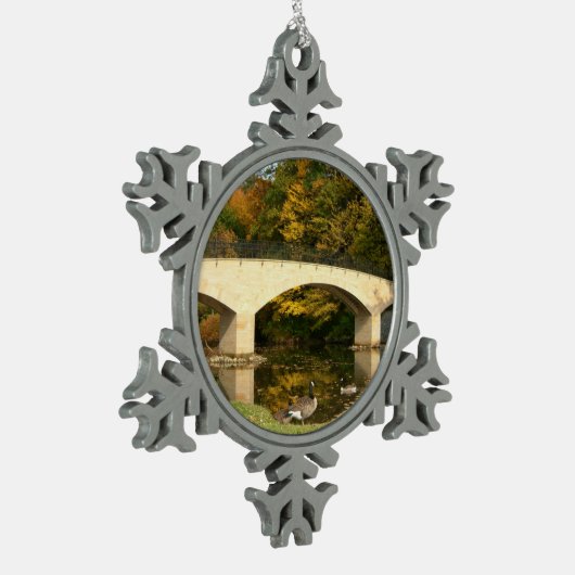Regenbogenbrücke im Herbst an der Grove City Uni Schneeflocken Zinn-Ornament (Links)