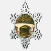 Regenbogenbrücke im Herbst an der Grove City Uni Schneeflocken Zinn-Ornament (Rechts)
