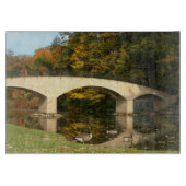 Regenbogenbrücke im Herbst an der Grove City Uni Schneidebrett (Vorderseite)