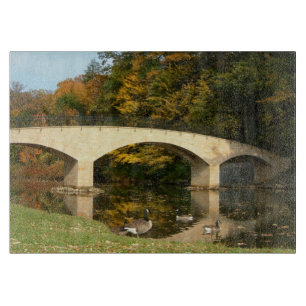 Regenbogenbrücke im Herbst an der Grove City Uni Schneidebrett