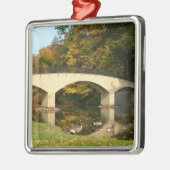 Regenbogenbrücke im Herbst an der Grove City Uni Silbernes Ornament (Links)