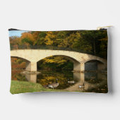 Regenbogenbrücke im Herbst an der Grove City Uni Zubehörtasche (Rückseite)