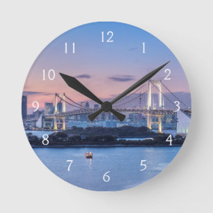 Regenbogenbrücke in der Dämmerung Runde Wanduhr