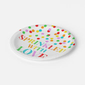 RegenbogenConfetti, der mit Liebe-Baby besprüht Pappteller (Schrägansicht)