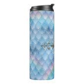 Regenbogendrachen-Schuppen-Gemstone-Monogramm Thermosbecher (Nach links gedreht)