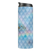 Regenbogendrachen-Schuppen-Gemstone-Monogramm Thermosbecher (Nach rechts gedreht)